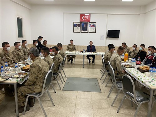 Sayın Kaymakamımız Doğan KEMELEK İlçe Jandarma Komutanı Aytaç ÇETİNKAYA ve İlçe Jandarma mensupları ile birlikte iftar yemeğinde bir araya geldi.